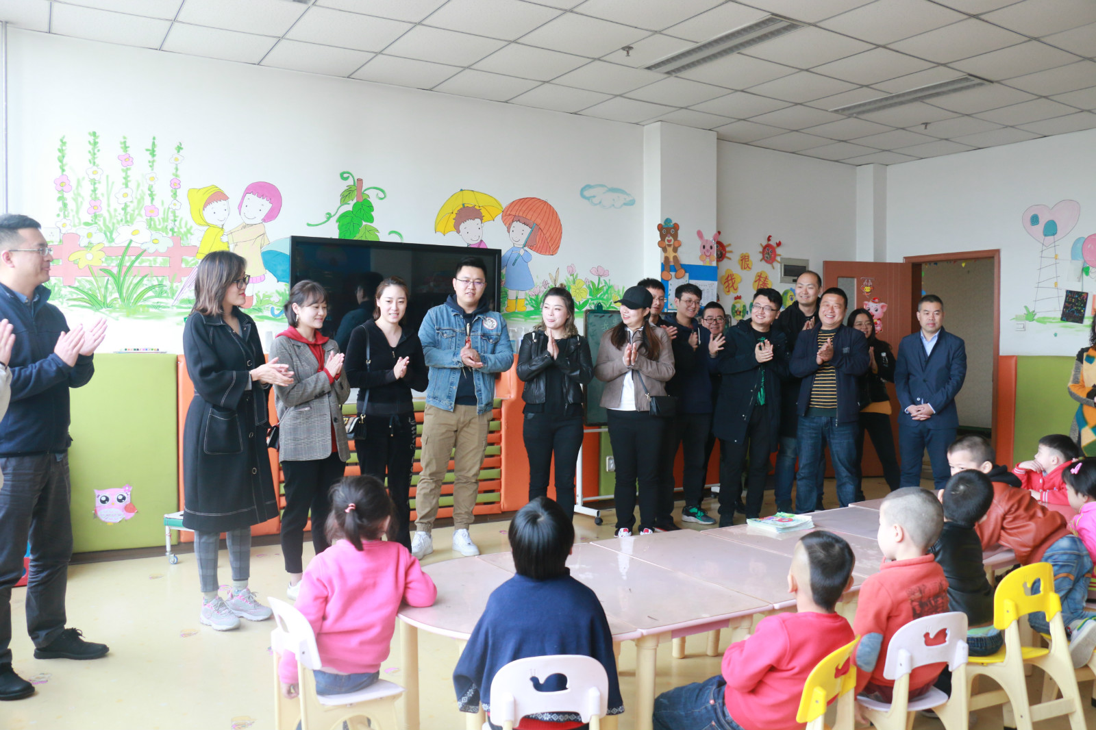 公司开展学雷锋自愿服务活动