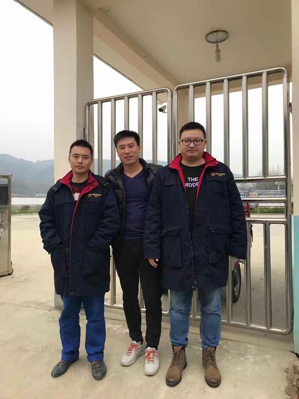 老人翻出大桥护栏欲轻生！！危急时刻水情形公司职工一把拽住