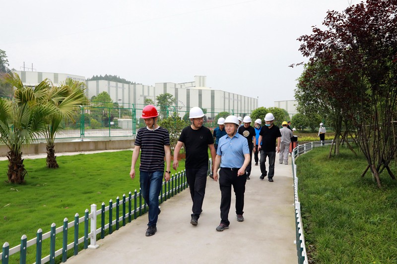 熊良虎在重庆市中科大业集团考察时强调：：坚持生态优先战略，，，念好生态经、、、走好扶贫路