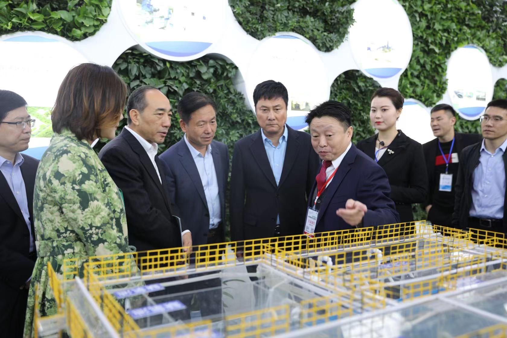 陕西省人大常委会副主任、省总工会主席郭大为一行旅行我公司笔直流迷宫手艺