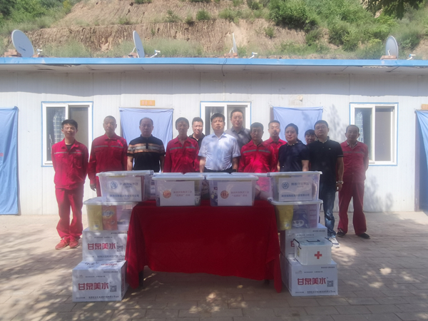 upay钱包集团开展“夏送清凉”活动 关爱一线职工