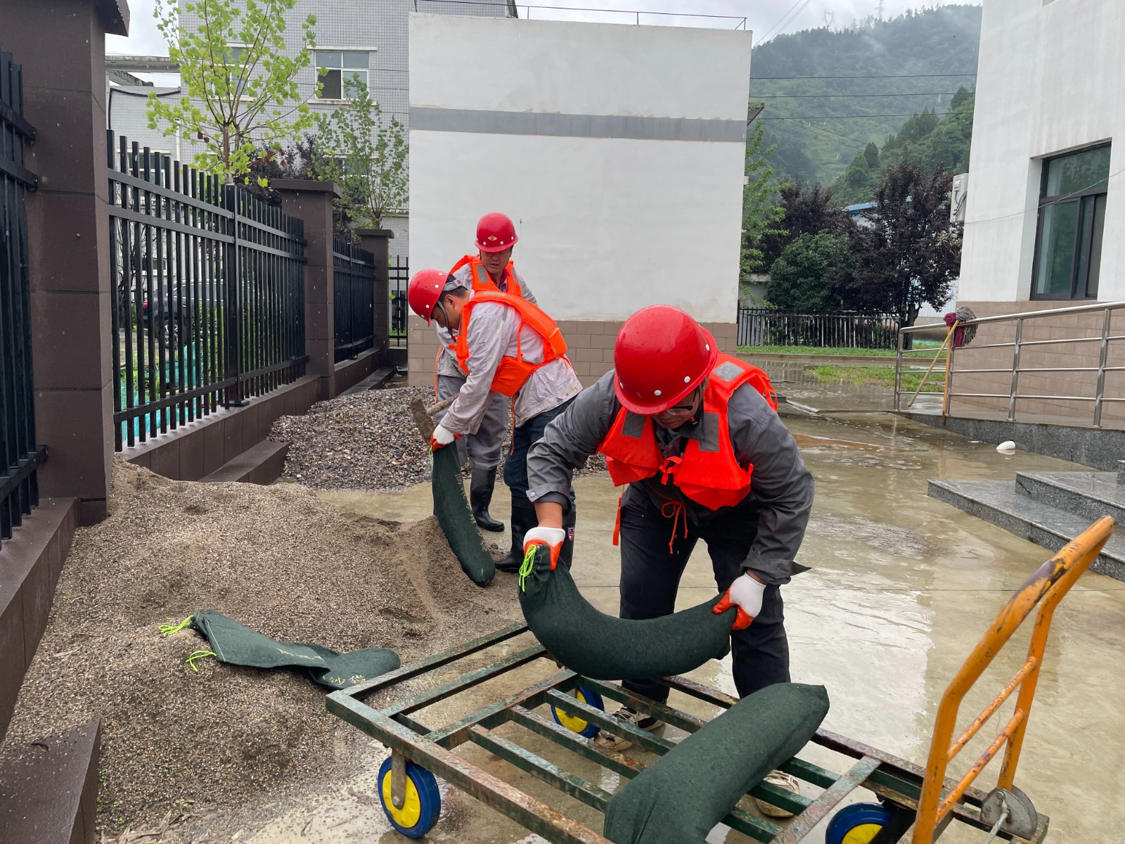 水情形公司：绝不松懈强继承 守牢防汛清静线