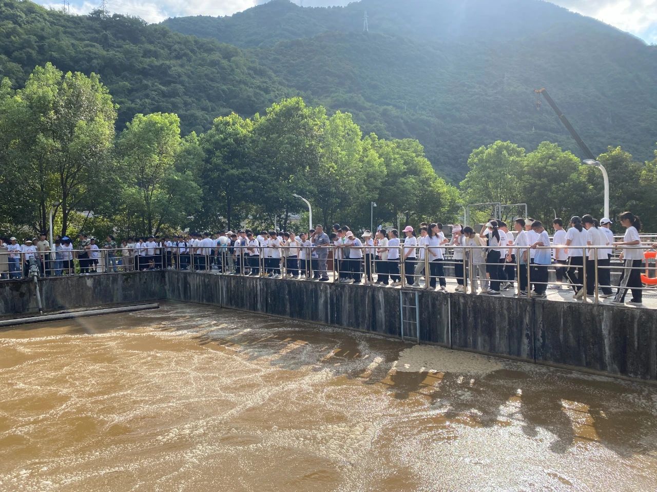 水情形公司镇安污水处理厂与镇安县第二中学举行环保设施公众开放日活动暨“绿色文明教育基地”授牌仪式