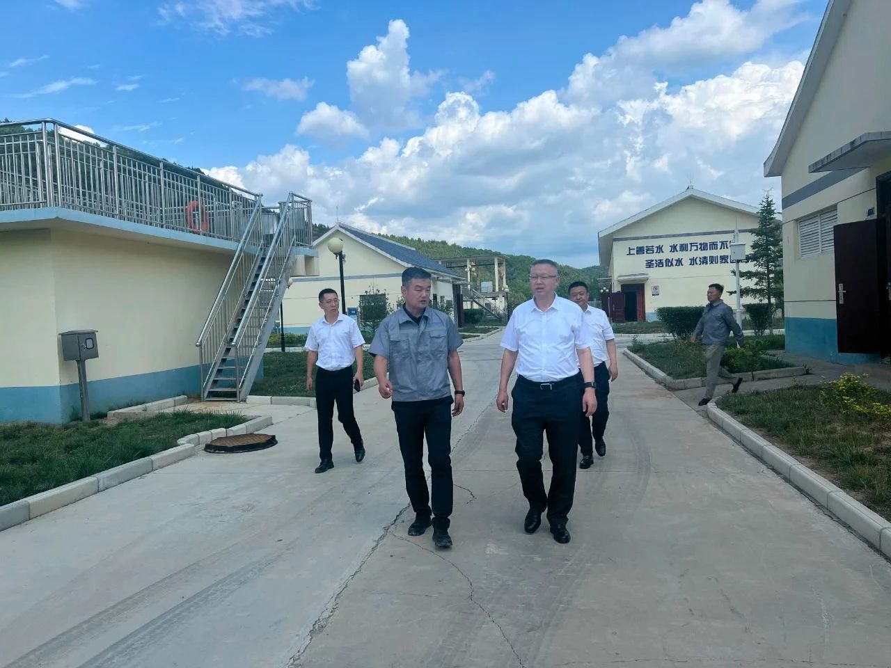 郝军亮到水情形公司黄陵县污水处理厂督导检查清静环保事情